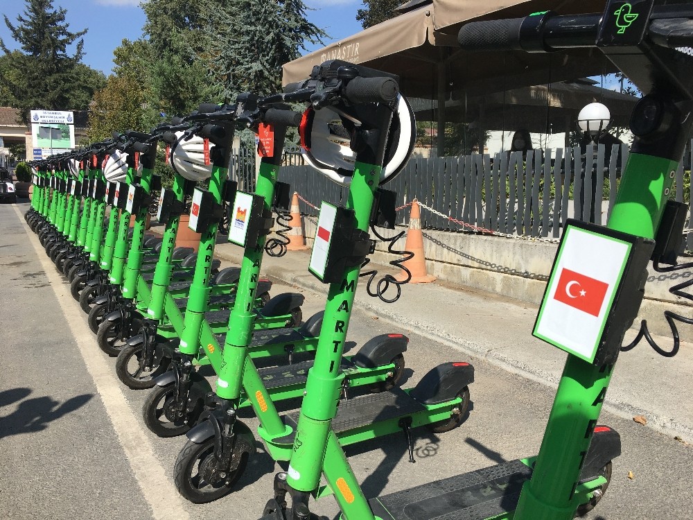 12 ülke konsolosu elektrikli scooter ile Zeytinburnu’nu gezdi