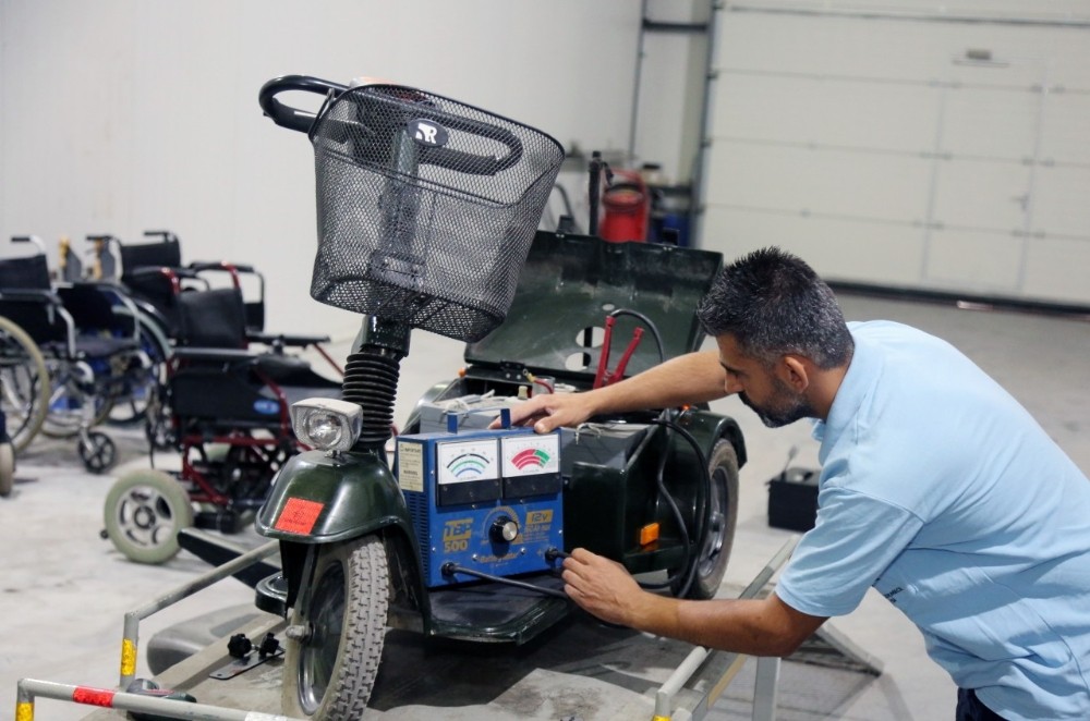 Küçükçekmece’de engelli araçlarının ücretsiz bakım ve tamir çalışmaları sürüyor