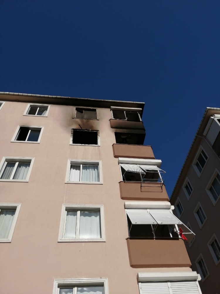 Üsküdar’da 5 katlı apartmanda korkutan yangın