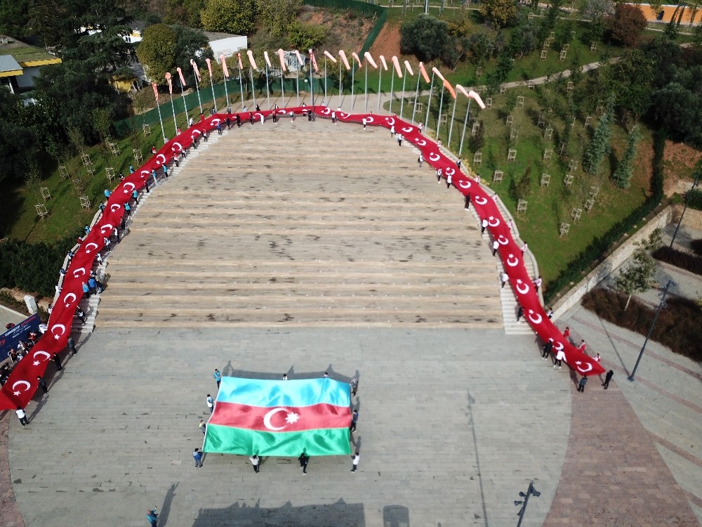 97 metrelik dev Türk bayrağı Cumhuriyet Bayramı’na özel Pendik Millet Bahçesi’nde açıldı