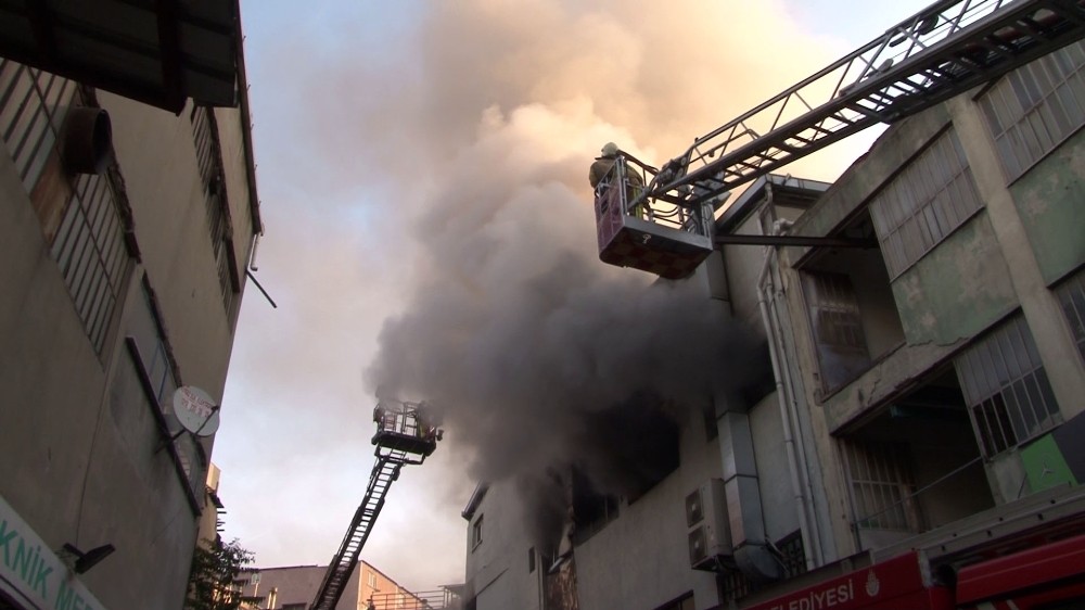Kağıthane’de 4 katlı iş merkezinde yangın paniği