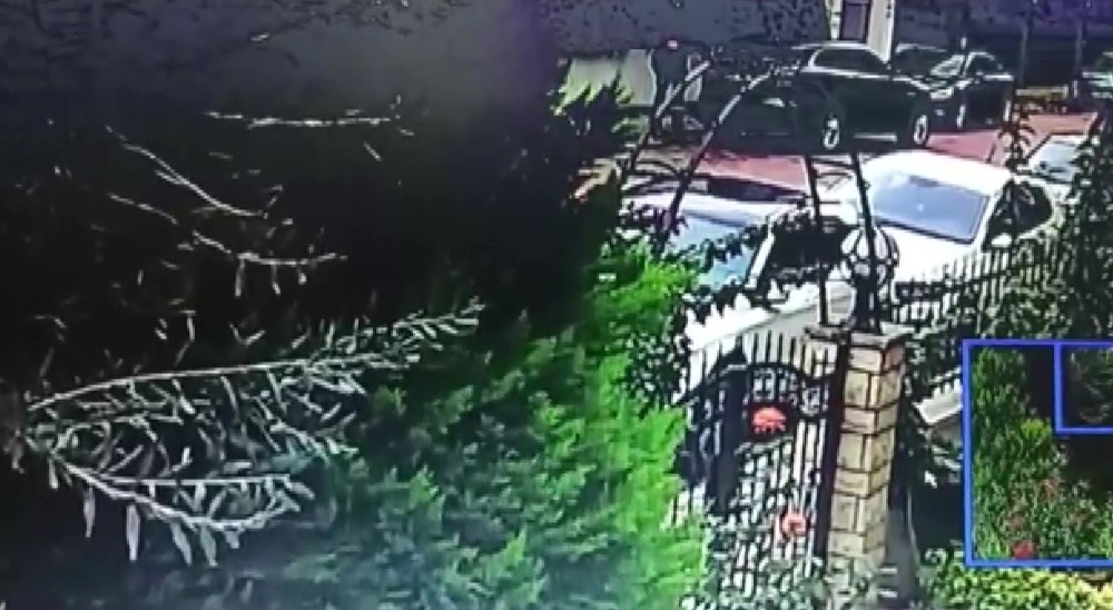 Maltepe’de müteahhide otomobilinde silahlı saldırı kamerada