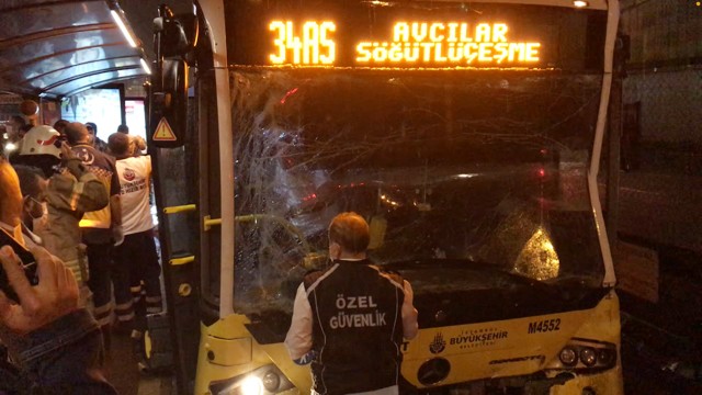 Merter’de metrobüs başka bir metrobüse arkadan çarptı: 7 yaralı