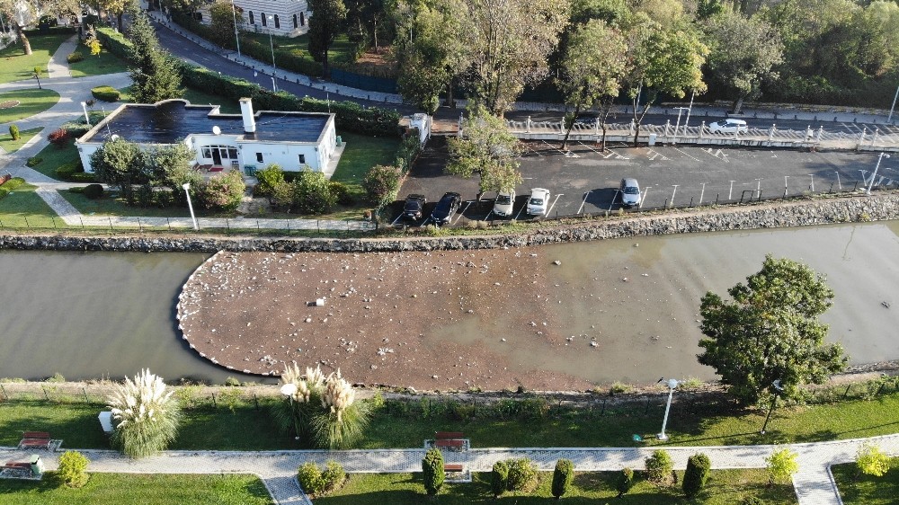 (Özel) İstanbul’da yağmurdan sonra şoke eden görüntü: denize çöp aktı