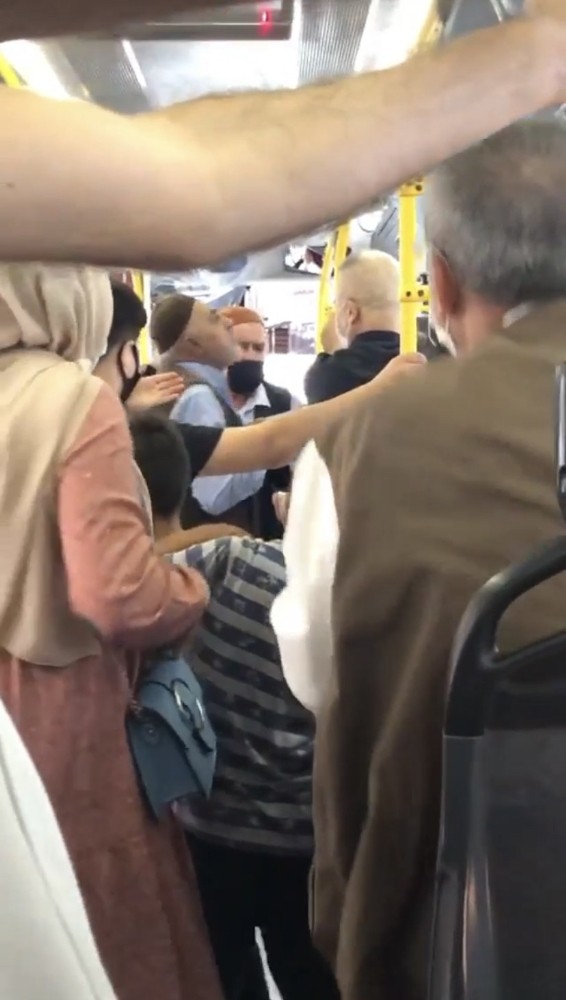 (Özel) Kağıthane’de halk otobüsünde maskesini yarım takan yaşlı adama kadın tokat attı