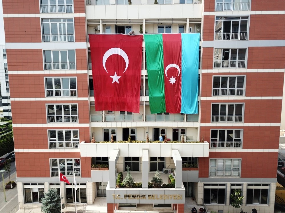 Pendik Belediyesi’nden Azerbaycan’a dev bayraklı destek