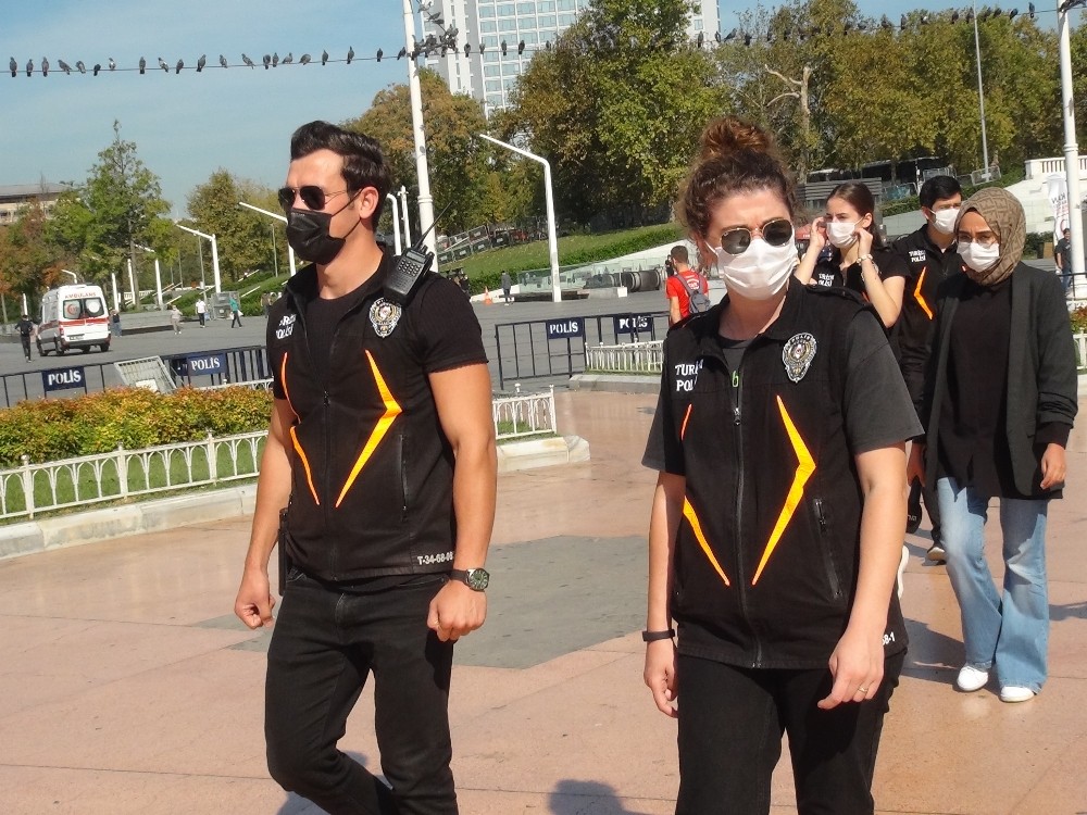 Taksim’de turistlere yönelik drone destekli korona virüs denetimi