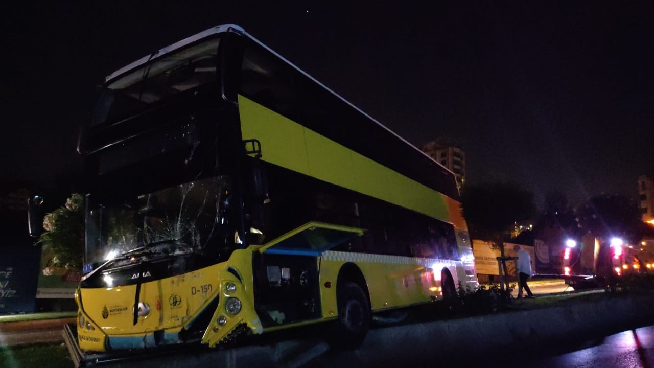Başakşehir’de kontrolden çıkan otobüs beton bariyerlere çarptı