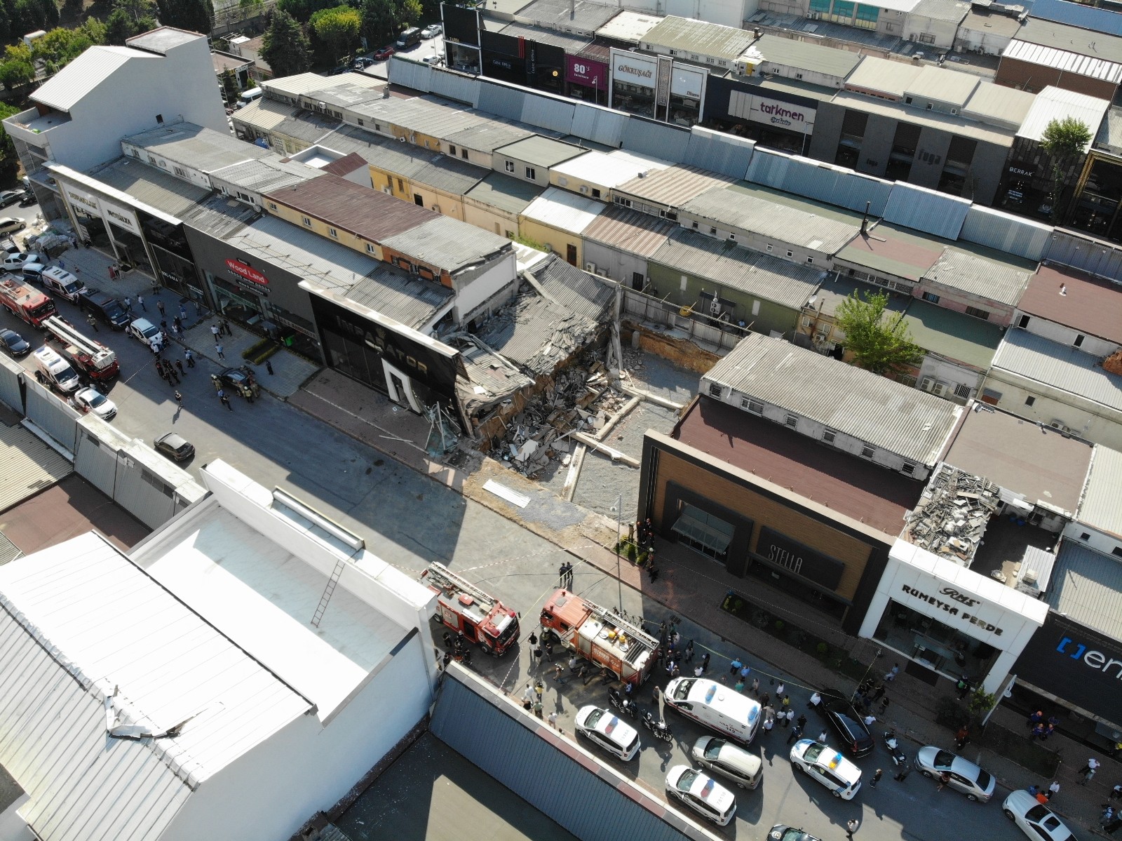 Masko Sanayi Sitesi’nde çöken mağazanın enkazı havadan görüntülendi