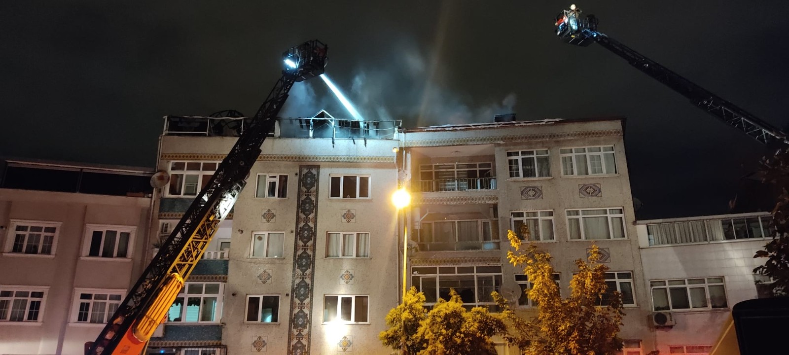 Eyüpsultan’da bir binanın çatısı alev alev yandı, mahalle sakinleri sokağa döküldü