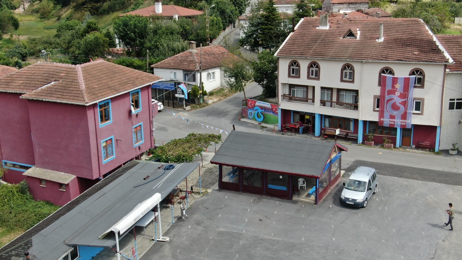 (Özel) Beykoz’da Trabzonlu muhtarın azmi, köyü bordo maviye çevirdi