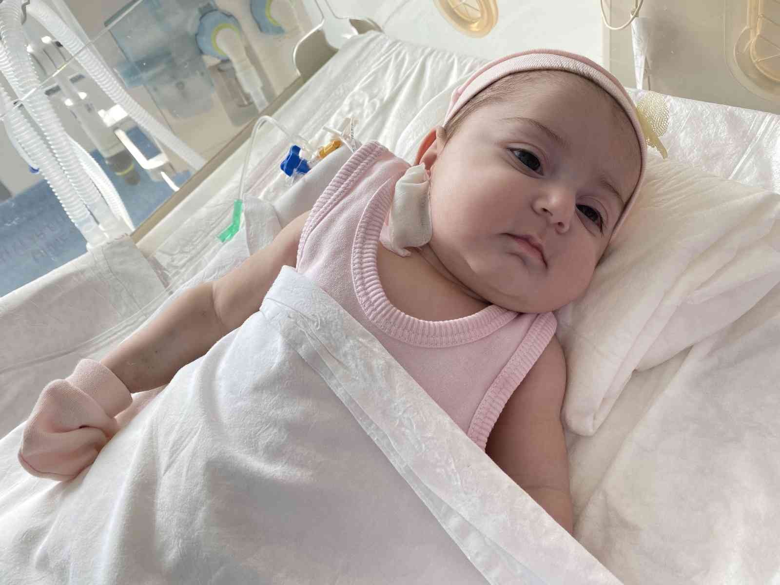 2 aylık Ecrin bebeğe hayat veren “kalp” ameliyatı