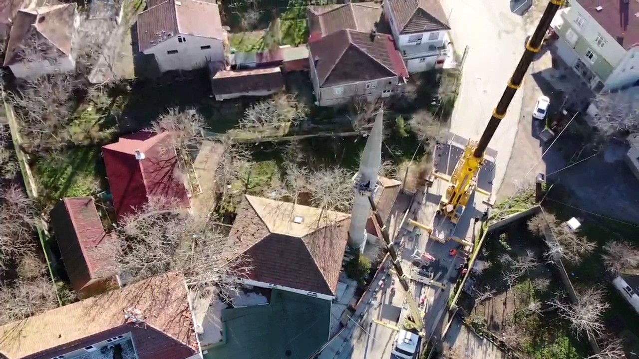 Arnavutköy’de lodosta hasar gören minare yıkılmaya başlandı