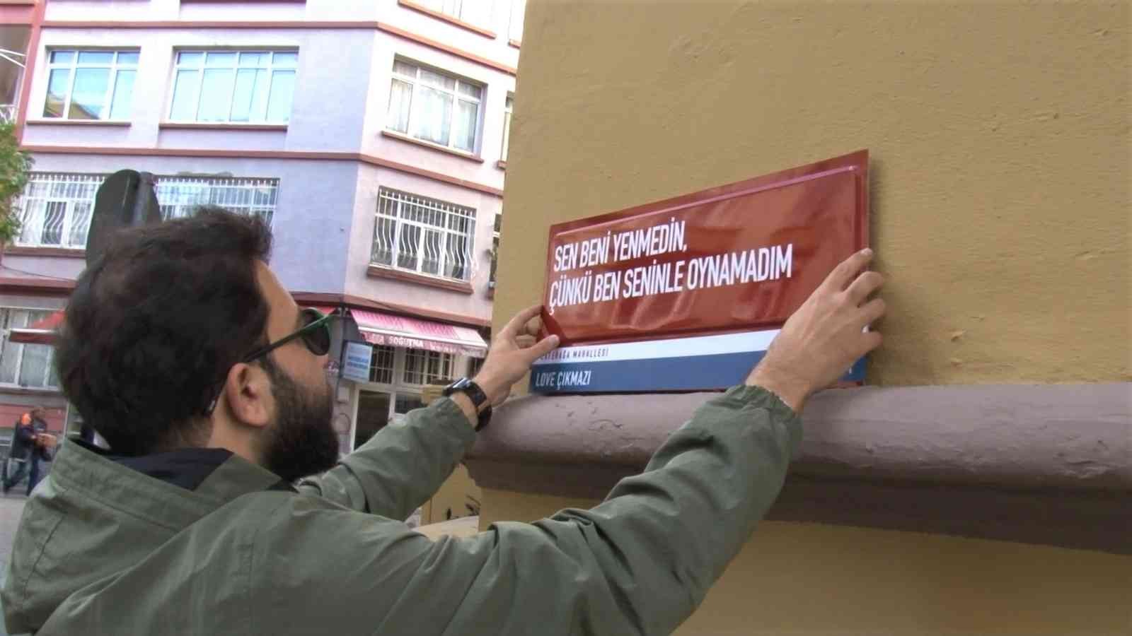 Kadıköy’de genç grafiker sanatını tabelalara taşıdı