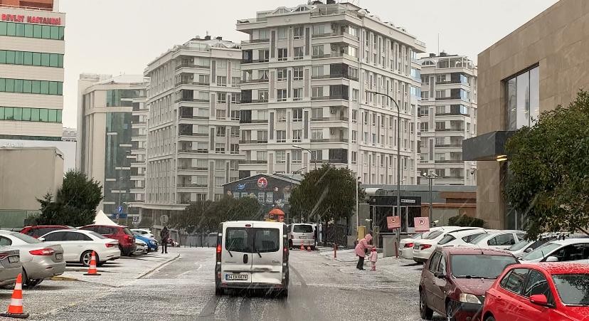 İstanbul’da Anadolu Yakasında kar yağışı etkili oldu