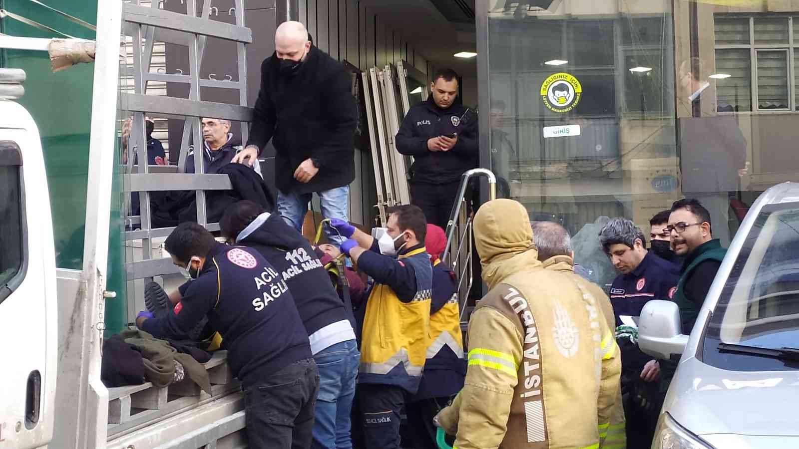 Kamyonetteki camlar üzerlerine devrildi: 2 işçi yaralandı