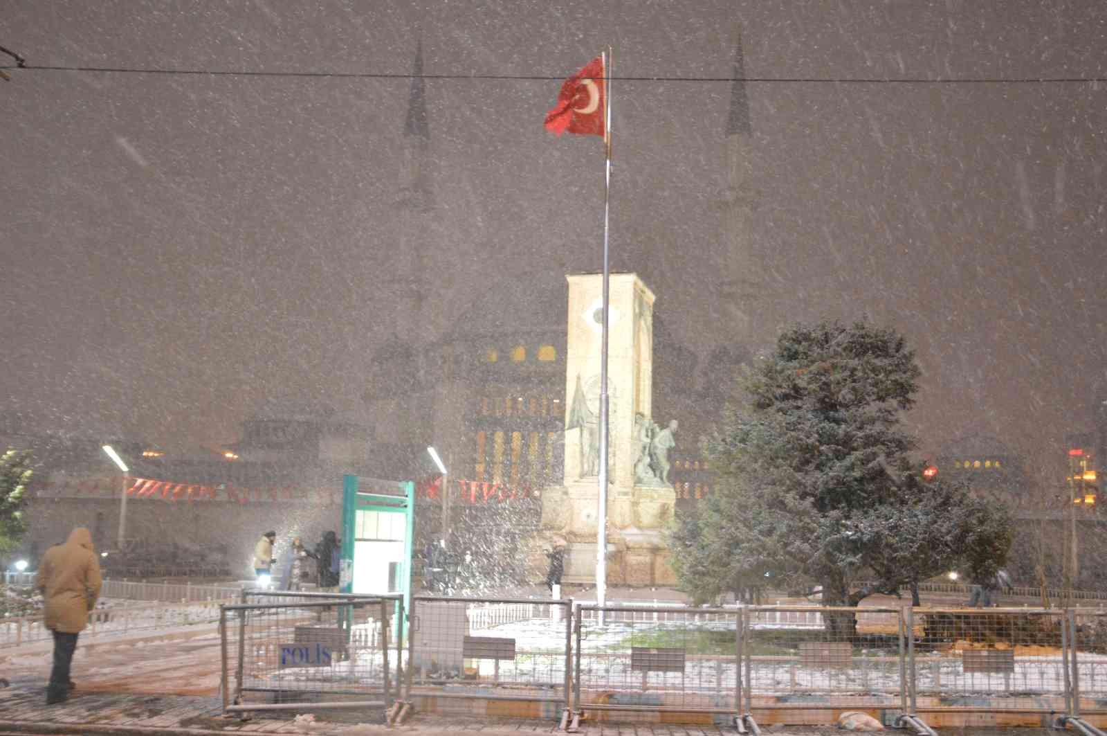 Taksim’de kar yağışı etkisini sürdürüyor