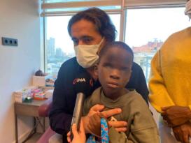 Üvey annesi tarafından asitle gözü yakılan çocuk, tedavi için Türkiye’ye getirildi