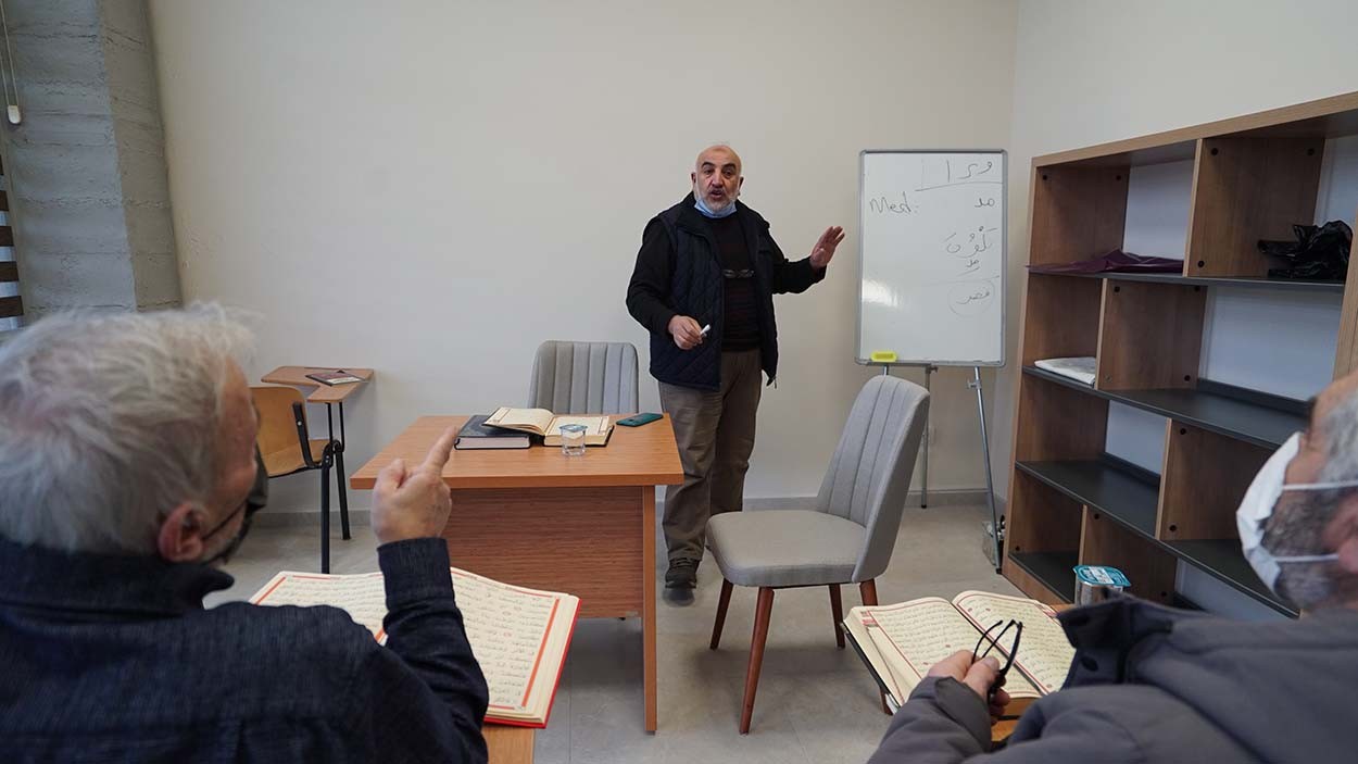 Yaşlılar Gündüz Hizmet Merkezi’nde kursiyerlerin Kur’an-ı Kerim okuma heyecanı